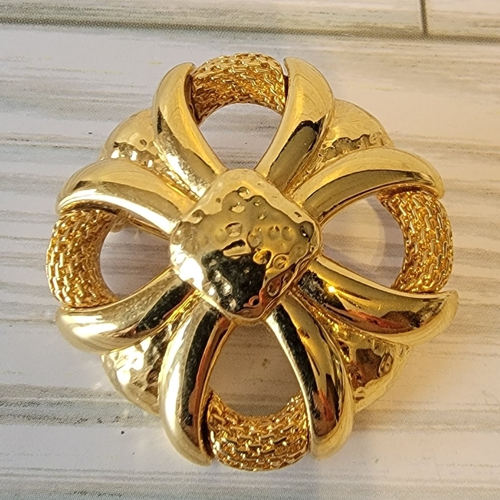Vintage Monet Gold Tone Sculptural Openwork Flower Brooch Pin 1.5”